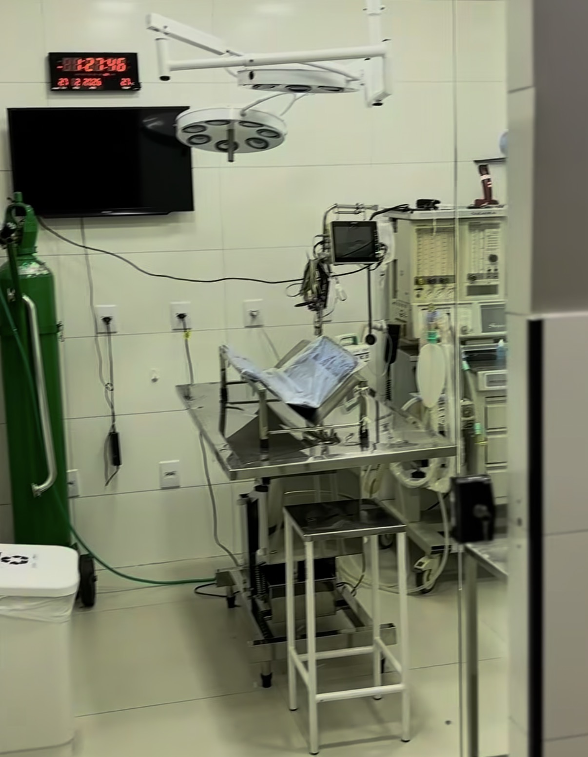 Centro cirúrgico do hospital com mesa cirúrgica, focos de luz e aparelho de anestesia